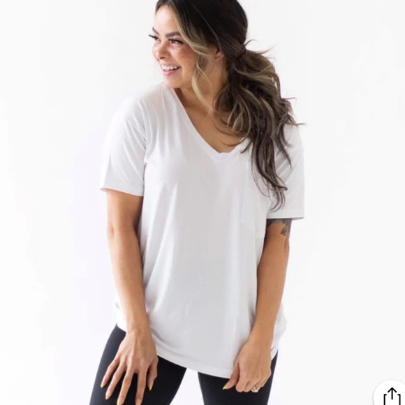 Kyte Baby Relaxed Fit Women’s V-Neck in Snow - Picture 1 of 3